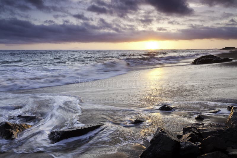 Puesta del sol en una playa cerca de Los Ángeles foto de archivo Puesta del sol en una playa cerca de Los Ángeles foto de archivo