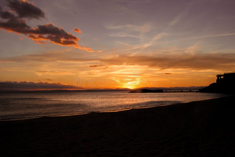 Puesta del sol en una playa en España foto de archivo Puesta del sol en una playa en España foto de archivo