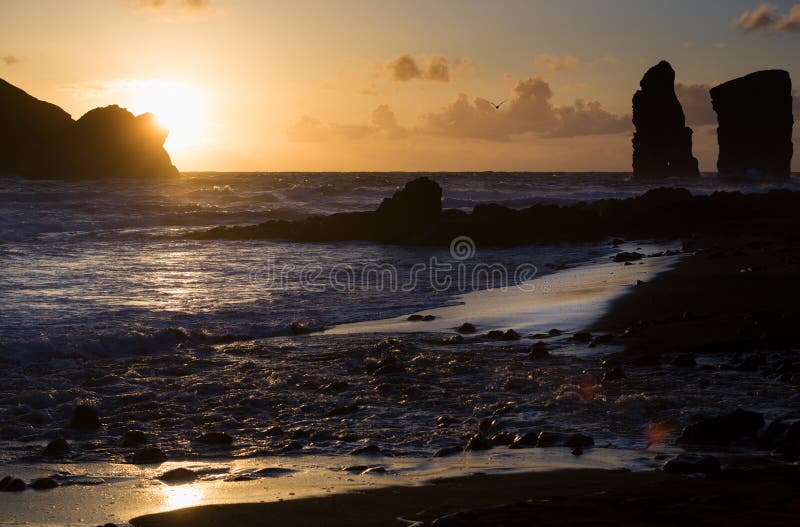 Puesta del sol hermosa al lado de la orilla de mar en Mosteiros, Azores, Portugal imagenes de archivo Puesta del sol hermosa al lado de la orilla de mar en Mosteiros, Azores, Portugal imagenes de archivo