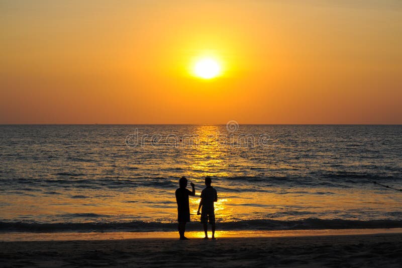 Puesta del sol hermosa en el mar de andaman con la gente de la silueta junto fotos de archivo libres de regalías Puesta del sol hermosa en el mar de andaman con la gente de la silueta junto fotos de archivo libres de regalías