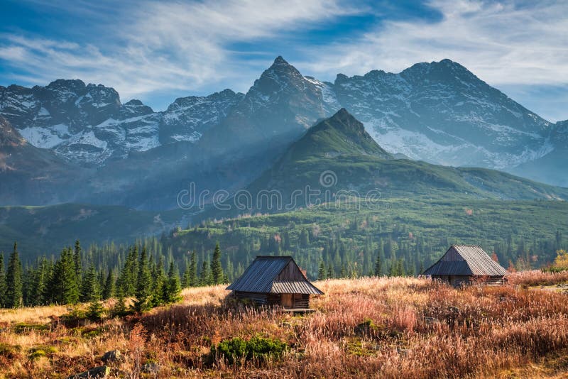 Puesta del sol hermosa en el valle de la montaña, Tatras en Polonia imagenes de archivo Puesta del sol hermosa en el valle de la montaña, Tatras en Polonia imagenes de archivo
