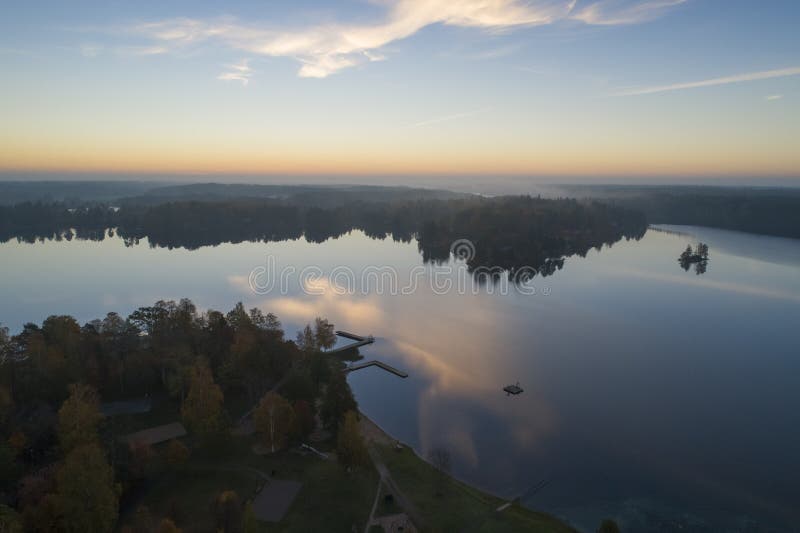 Puesta del sol hermosa en Katrineholm, Suecia, Escandinavia fotografía de archivo Puesta del sol hermosa en Katrineholm, Suecia, Escandinavia fotografía de archivo