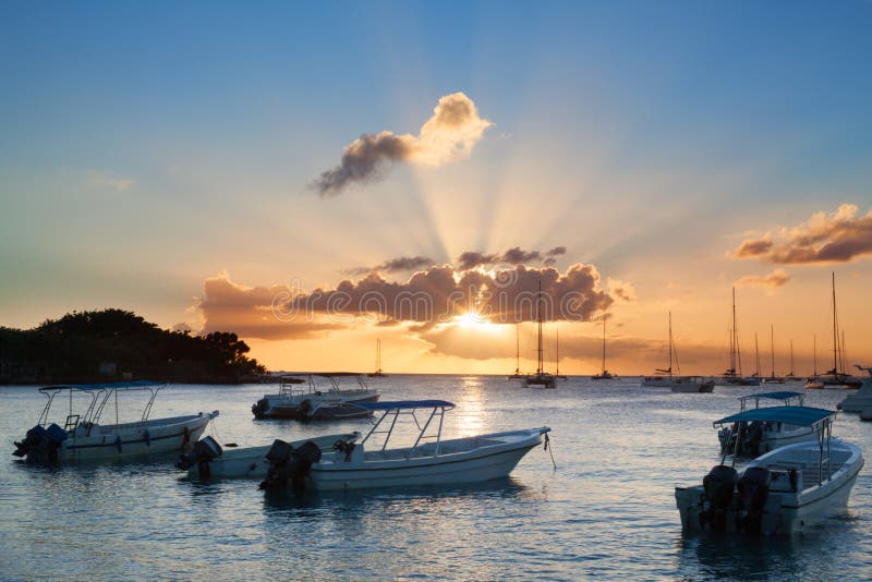 Puesta del sol hermosa en la playa, los barcos, las naves y los yates del mar en fondo del agua fotografía de archivo Puesta del sol hermosa en la playa, los barcos, las naves y los yates del mar en fondo del agua fotografía de archivo