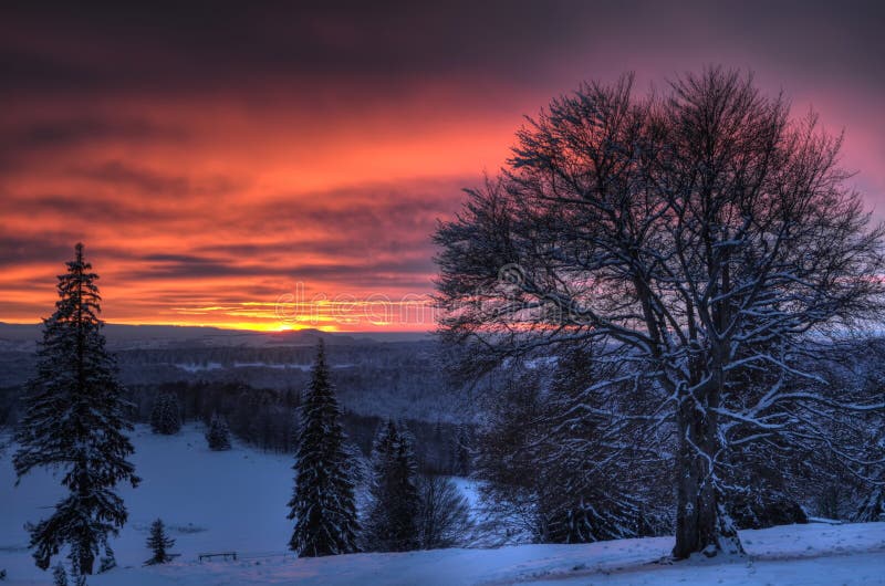Puesta del sol hermosa en paisaje de la montaña del invierno fotografía de archivo libre de regalías Puesta del sol hermosa en paisaje de la montaña del invierno fotografía de archivo libre de regalías
