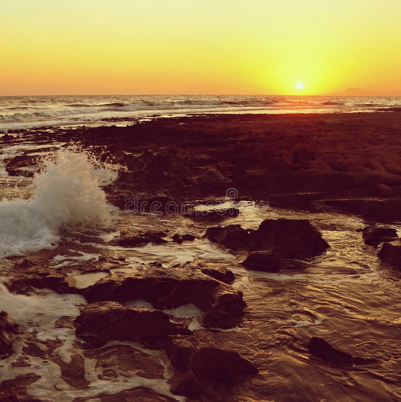 Puesta del sol hermosa del verano por el mar Paisaje asombroso en la playa con las ondas y la reflexión del sol Fondo para el día fotografía de archivo Puesta del sol hermosa del verano por el mar Paisaje asombroso en la playa con las ondas y la reflexión del sol Fondo para el día fotografía de archivo