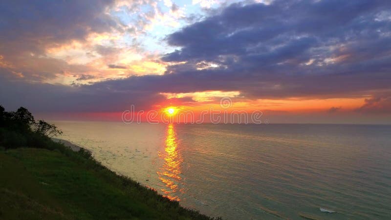 Puesta del sol imponente sobre el mar Báltico con el rayo de sol y las nubes, Polonia