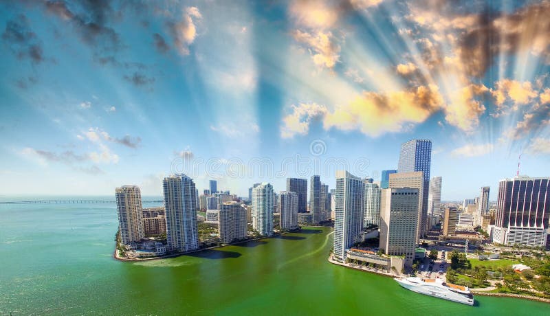 Puesta del sol imponente sobre Miami céntrica Visión desde el aire foto de archivo Puesta del sol imponente sobre Miami céntrica Visión desde el aire foto de archivo
