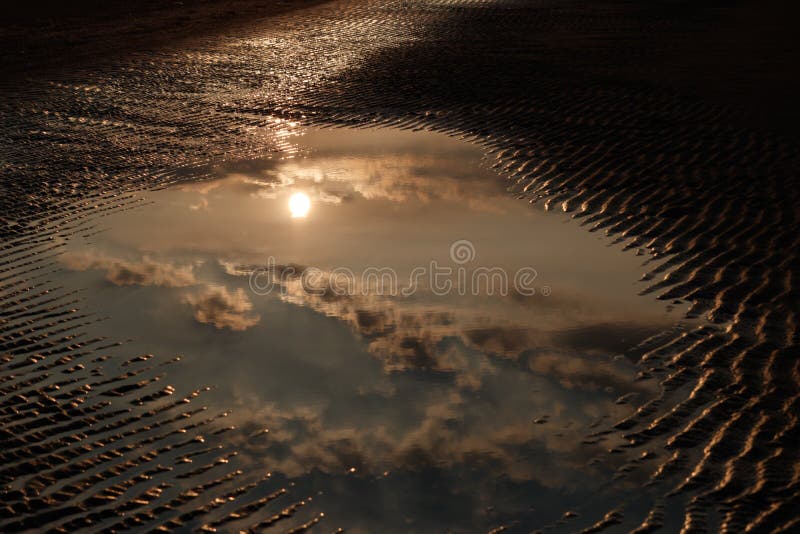 Puesta del sol ligera de oro que refleja en superficie del agua imagenes de archivo Puesta del sol ligera de oro que refleja en superficie del agua imagenes de archivo