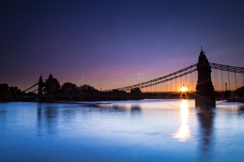 Puesta Del Sol Londres Inglaterra Europa Del Puente De Hammersmith Que