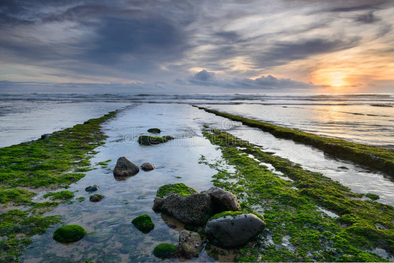 Puesta del sol maravillosa en la playa de Magoito foto de archivo libre de regalías Puesta del sol maravillosa en la playa de Magoito foto de archivo libre de regalías