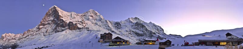 Puesta del sol panorámica en Kleine Scheidegg Montañas de Suiza