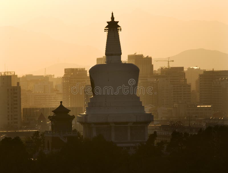 Puesta del sol Pekín China de la pagoda de Beihai Stupa fotografía de archivo Puesta del sol Pekín China de la pagoda de Beihai Stupa fotografía de archivo