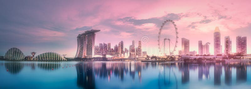 Puesta del sol púrpura del horizonte de la bahía del puerto deportivo, Singapur fotografía de archivo libre de regalías Puesta del sol púrpura del horizonte de la bahía del puerto deportivo, Singapur fotografía de archivo libre de regalías