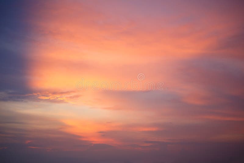 Puesta del sol roja del cielo puesta del sol brillante en el cielo, el cielo el color del fuego foto de archivo Puesta del sol roja del cielo puesta del sol brillante en el cielo, el cielo el color del fuego foto de archivo