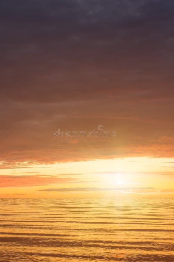 Puesta del sol roja sobre el mar, rico en las nubes oscuras, rayos de la luz E foto de archivo libre de regalías Puesta del sol roja sobre el mar, rico en las nubes oscuras, rayos de la luz E foto de archivo libre de regalías