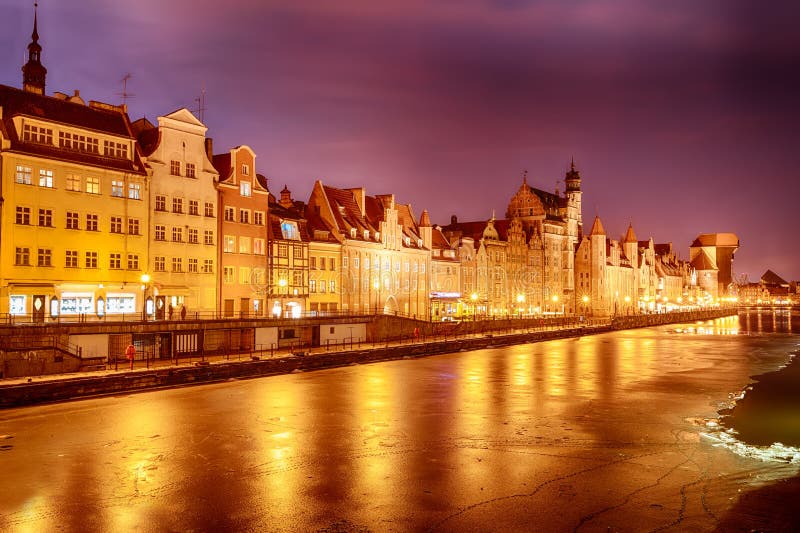 Puesta del sol rosada en el río de Motlawa, opinión de Gdansk del invierno fotografía de archivo libre de regalías Puesta del sol rosada en el río de Motlawa, opinión de Gdansk del invierno fotografía de archivo libre de regalías