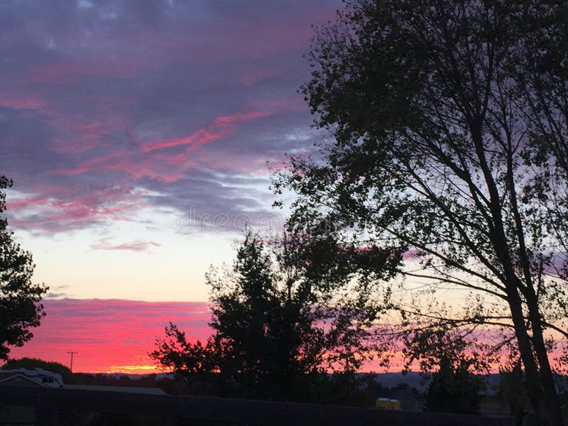 Puesta del sol rural del rancho del país vinícola con los árboles y las nubes imagen de archivo libre de regalías Puesta del sol rural del rancho del país vinícola con los árboles y las nubes imagen de archivo libre de regalías
