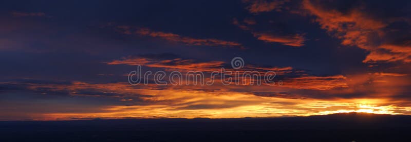 Puesta del sol sobre Albuquerque fotografía de archivo libre de regalías Puesta del sol sobre Albuquerque fotografía de archivo libre de regalías