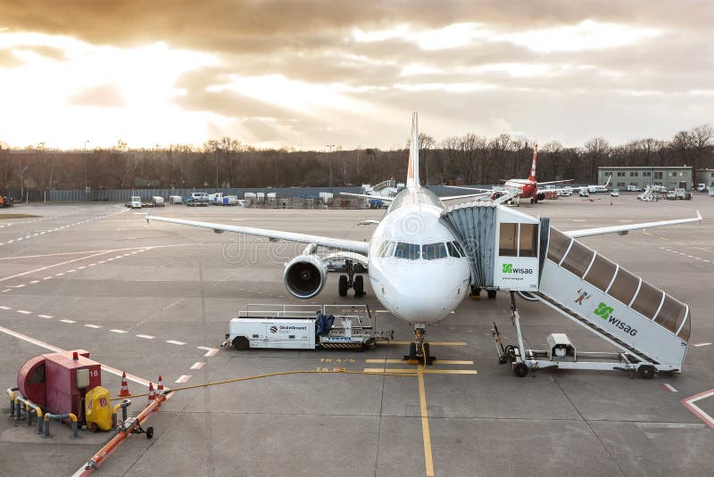 Puesta del sol sobre el aeropuerto de Tegel fotografía de archivo Puesta del sol sobre el aeropuerto de Tegel fotografía de archivo