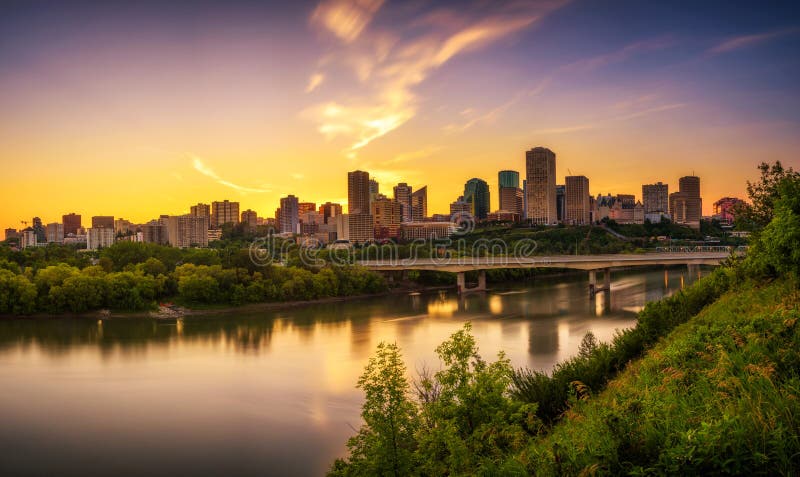 Puesta del sol sobre el centro de la ciudad y el río de Saskatchewan, Canadá de Edmonton foto de archivo Puesta del sol sobre el centro de la ciudad y el río de Saskatchewan, Canadá de Edmonton foto de archivo