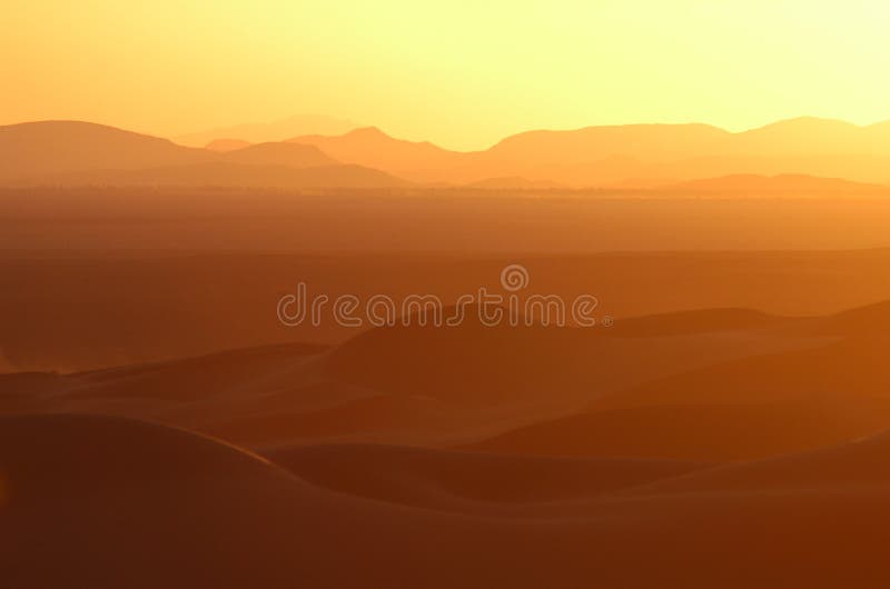 Puesta del sol sobre el desierto de Sáhara imágenes de archivo libres de regalías Puesta del sol sobre el desierto de Sáhara imágenes de archivo libres de regalías