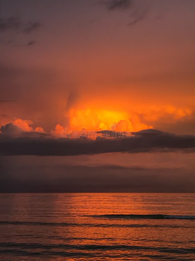Puesta del sol sobre el golfo de M?xico fotografía de archivo Puesta del sol sobre el golfo de M?xico fotografía de archivo