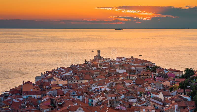 Puesta del sol sobre el mar adriático y la ciudad vieja de Piran, Eslovenia imagen de archivo libre de regalías Puesta del sol sobre el mar adriático y la ciudad vieja de Piran, Eslovenia imagen de archivo libre de regalías