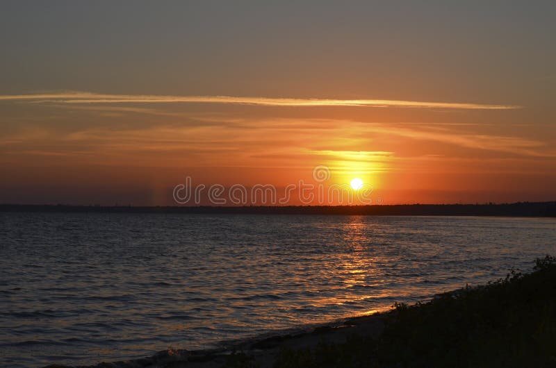 Puesta del sol sobre el mar Costa costa y horizonte imágenes de archivo libres de regalías Puesta del sol sobre el mar Costa costa y horizonte imágenes de archivo libres de regalías