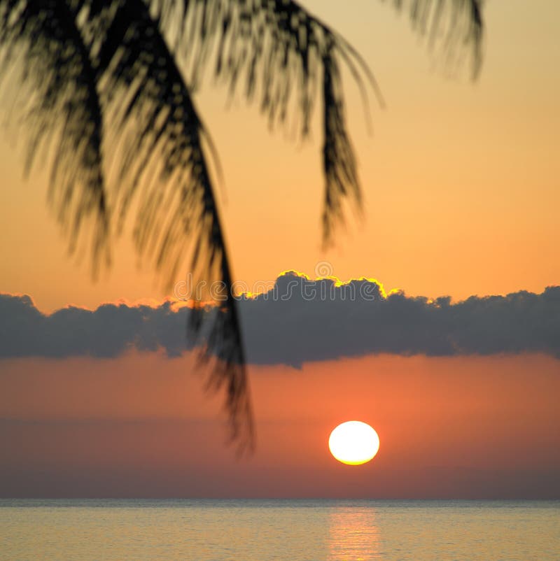 Puesta del sol sobre el mar del Caribe