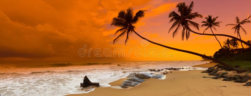Puesta del sol sobre el mar Panorama imagen de archivo libre de regalías Puesta del sol sobre el mar Panorama imagen de archivo libre de regalías
