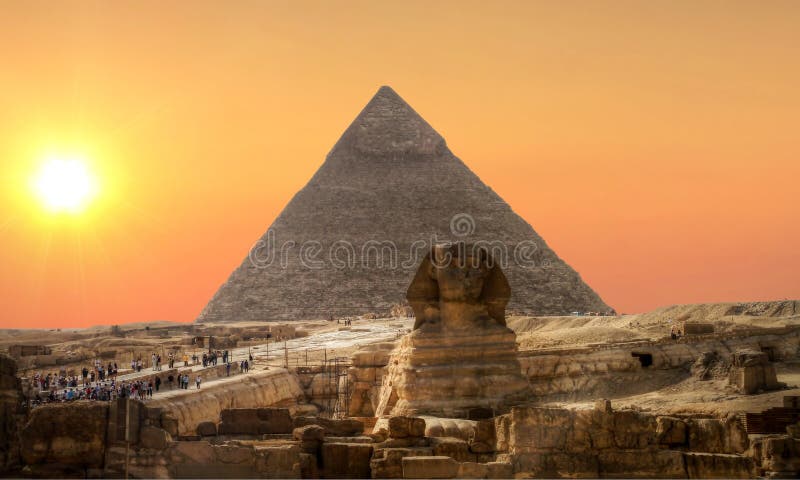 Puesta del sol sobre esfinge y la pirámide imagen de archivo Puesta del sol sobre esfinge y la pirámide imagen de archivo