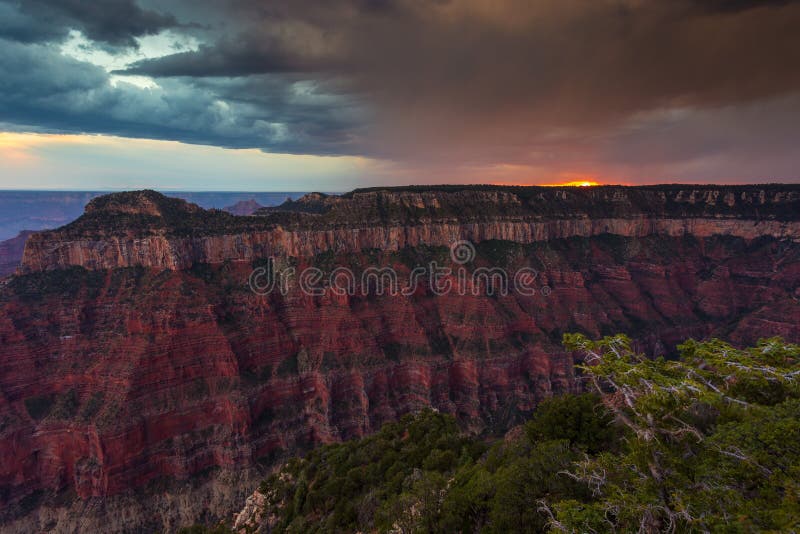 Puesta del sol sobre Grand Canyon, borde del norte foto de archivo Puesta del sol sobre Grand Canyon, borde del norte foto de archivo