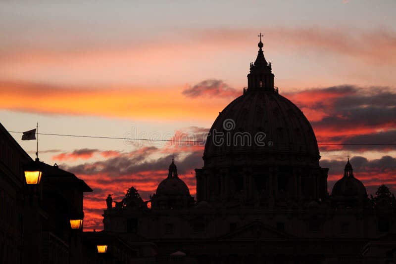 Puesta del sol sobre la bóveda de la basílica del ` s de San Pedro en la Ciudad del Vaticano i foto de archivo Puesta del sol sobre la bóveda de la basílica del ` s de San Pedro en la Ciudad del Vaticano i foto de archivo