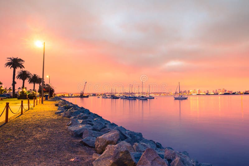 Puesta del sol sobre la ciudad de San Diego California foto de archivo Puesta del sol sobre la ciudad de San Diego California foto de archivo