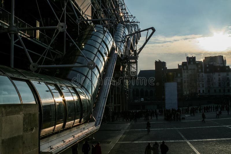 Puesta del sol sobre las escaleras móviles icónicas del Centre Pompidou localizado en distrito del beaubourg, es el museo de arte imágenes de archivo libres de regalías Puesta del sol sobre las escaleras móviles icónicas del Centre Pompidou localizado en distrito del beaubourg, es el museo de arte imágenes de archivo libres de regalías