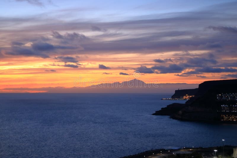 Puesta del sol sobre las islas Canarias, visión desde Gran Canaria a Tenerife, volcán del EL Teide, España fotos de archivo Puesta del sol sobre las islas Canarias, visión desde Gran Canaria a Tenerife, volcán del EL Teide, España fotos de archivo