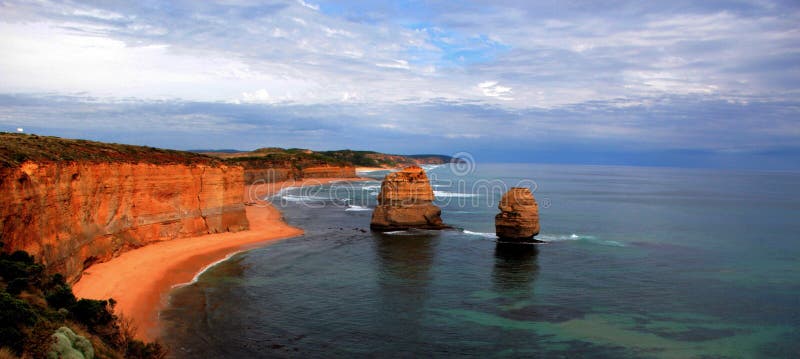 Puesta del sol sobre los 12 apóstoles en el gran camino famoso en Victoria, Australia del océano fotografía de archivo libre de regalías Puesta del sol sobre los 12 apóstoles en el gran camino famoso en Victoria, Australia del océano fotografía de archivo libre de regalías
