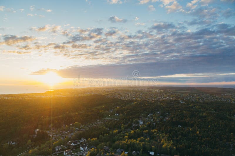 Puesta del sol sobre los suburbios y el mar Báltico, Estonia de la ciudad de Tallinn fotografía de archivo Puesta del sol sobre los suburbios y el mar Báltico, Estonia de la ciudad de Tallinn fotografía de archivo
