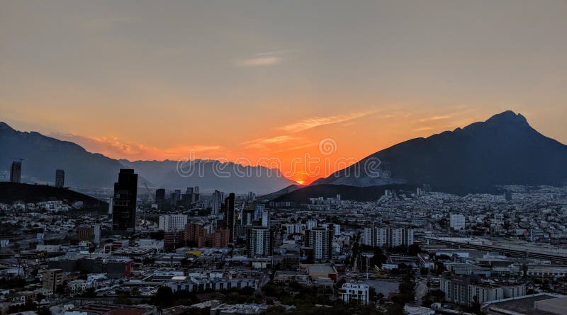 Puesta Del Sol Sobre Monterrey, México Imagen de archivo - Imagen de