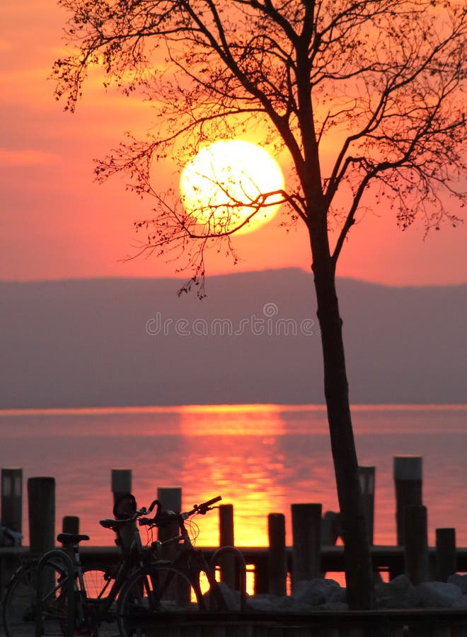 Puesta del sol sobre un lago fotografía de archivo libre de regalías Puesta del sol sobre un lago fotografía de archivo libre de regalías