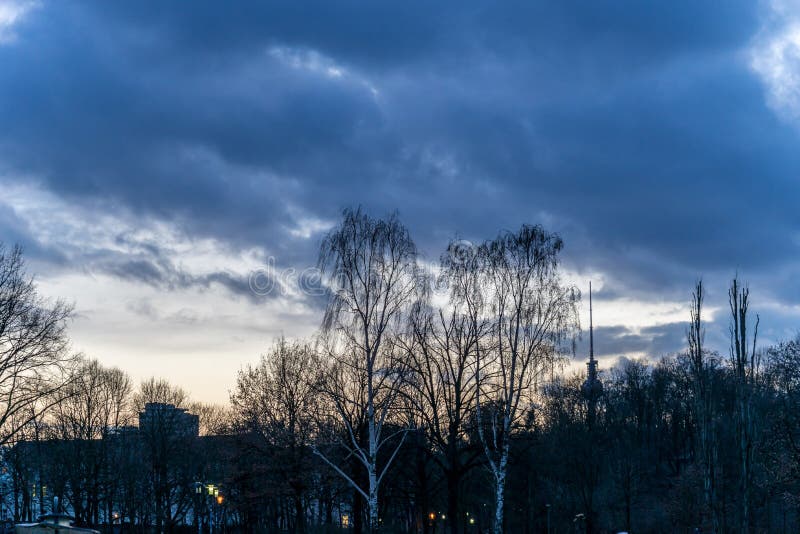 Puesta del sol sobre un parque, en Berlín fotos de archivo libres de regalías Puesta del sol sobre un parque, en Berlín fotos de archivo libres de regalías