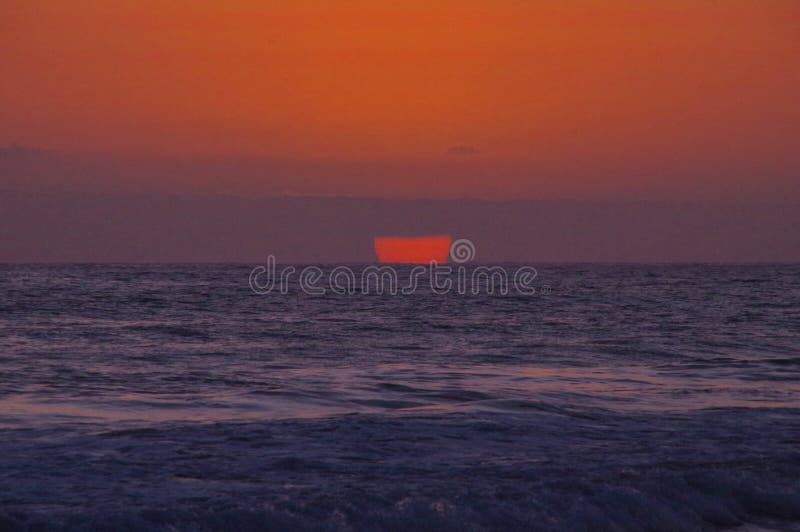 Puesta del sol surrealista sobre el Océano Pacífico fotos de archivo libres de regalías Puesta del sol surrealista sobre el Océano Pacífico fotos de archivo libres de regalías