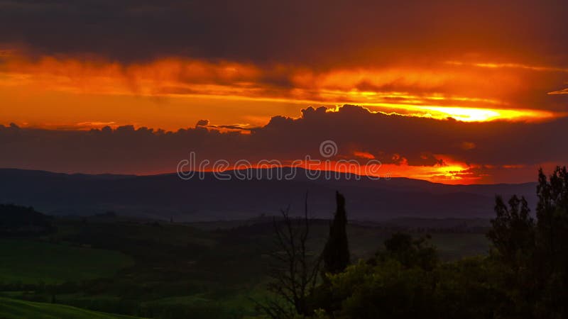 Puesta del sol, timelapse Toscana, Italia