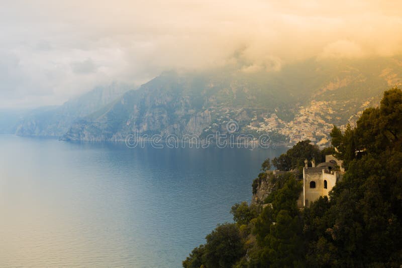 Puesta del sol vista de la ciudad de Positano en la costa de Amalfi, Italia foto de archivo Puesta del sol vista de la ciudad de Positano en la costa de Amalfi, Italia foto de archivo