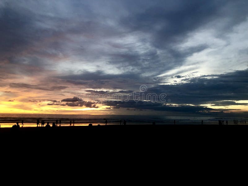 Puesta del sol vista de la playa Es muy hermoso Playa y cielo de la puesta del sol fotos de archivo Puesta del sol vista de la playa Es muy hermoso Playa y cielo de la puesta del sol fotos de archivo