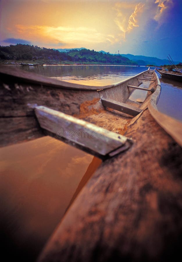 Puesta del sol y barco viejo fotografía de archivo Puesta del sol y barco viejo fotografía de archivo
