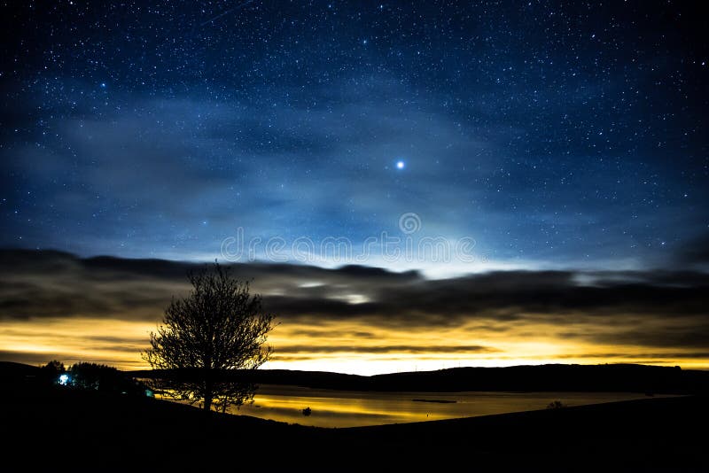 Puesta del sol y estrellas sobre el depósito de Llyn Brenig situado en País de Gales fotos de archivo libres de regalías Puesta del sol y estrellas sobre el depósito de Llyn Brenig situado en País de Gales fotos de archivo libres de regalías