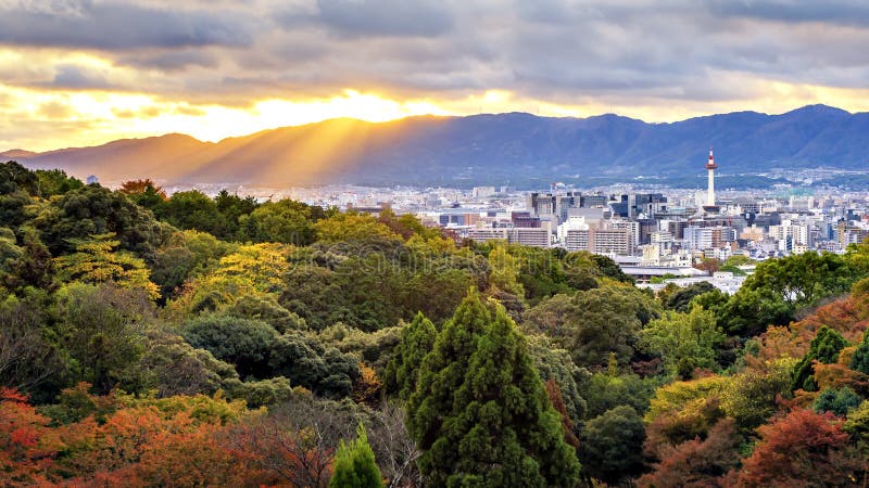 Puesta del sol y torre de Kyoto del templo de Kiyomizudera, Kyoto, Japón fotos de archivo libres de regalías Puesta del sol y torre de Kyoto del templo de Kiyomizudera, Kyoto, Japón fotos de archivo libres de regalías