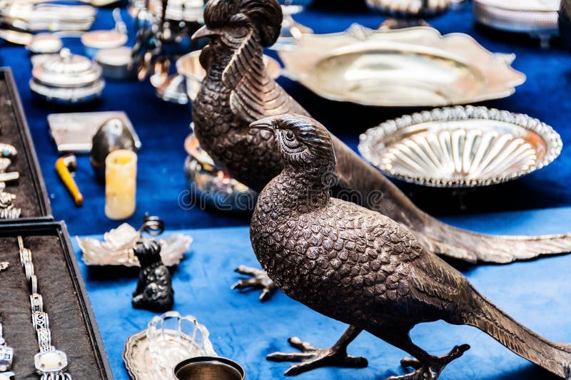Pájaros Decorativos Hechos Del Metal Para La Venta En La Calle Vieja En  Besalu, España Foto de archivo editorial - Imagen de venta, minorista:  85618833