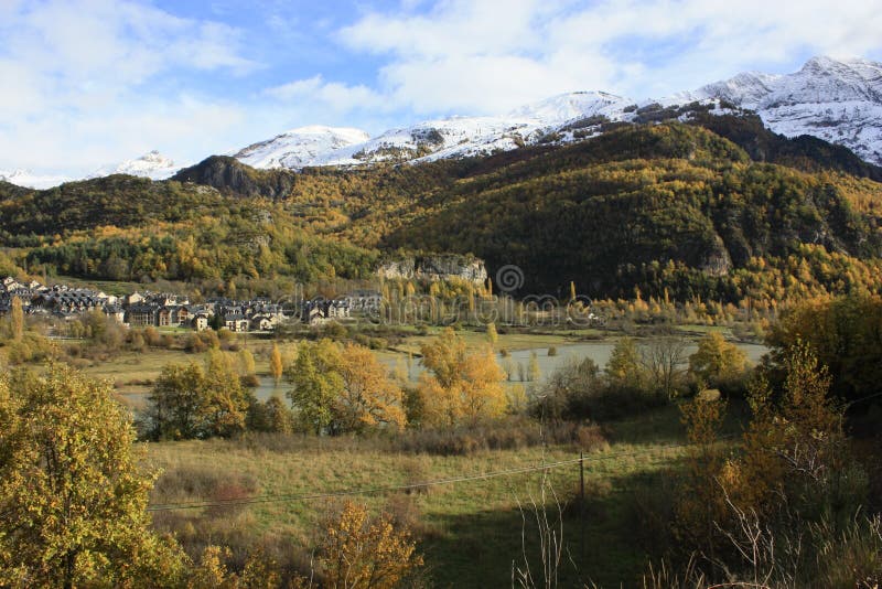 Pueyo de Jaca, góry w Tena dolinie, Pyrenees zdjęcia royalty free Pueyo de Jaca, góry w Tena dolinie, Pyrenees zdjęcia royalty free